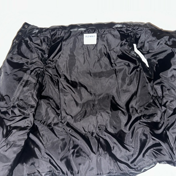 Old Navy Women's Black Puffer Vest - Picture 3 of 10